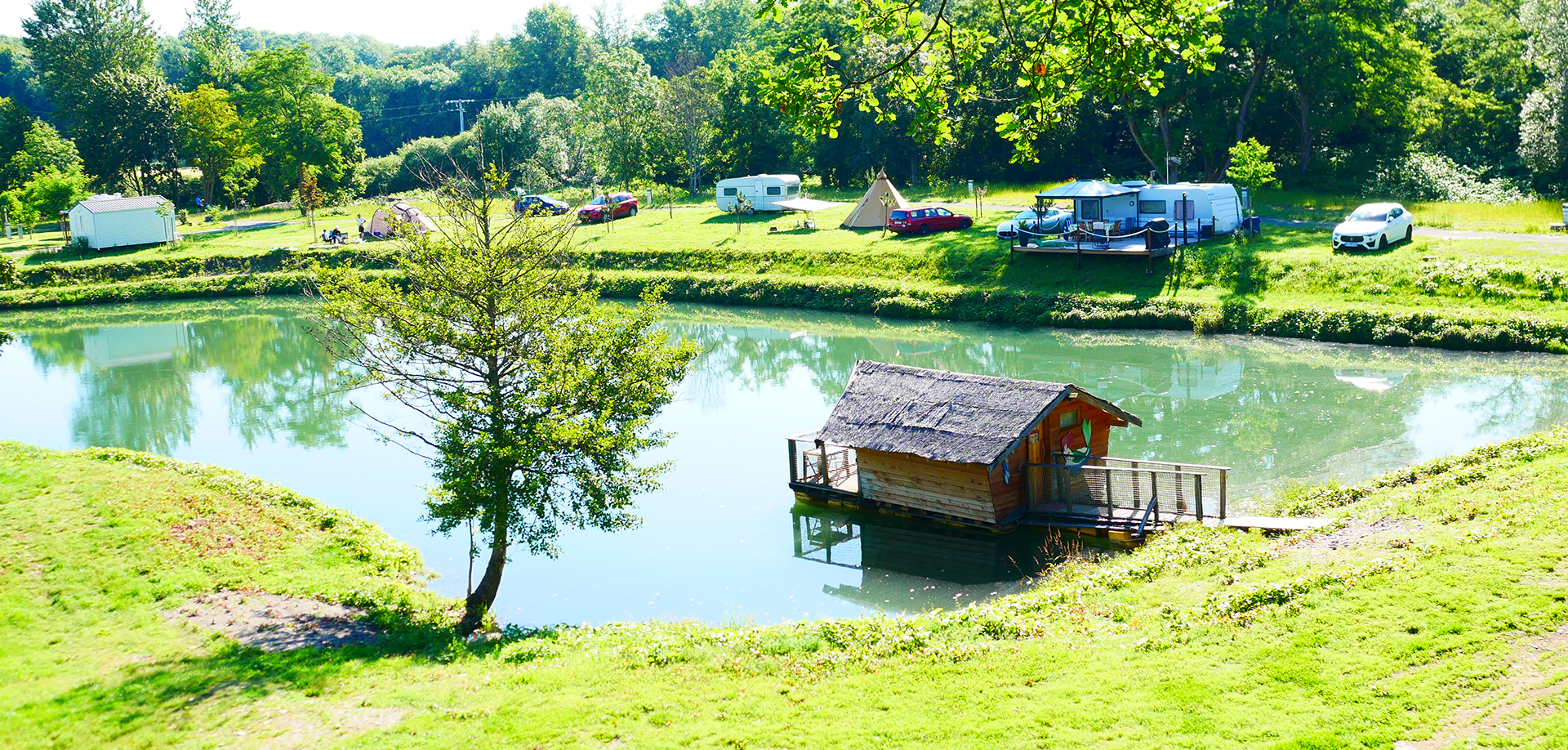 La cabane flottante Ariel sur l'étang de pêche, cabane insolite en location au camping les Castors en Alsace