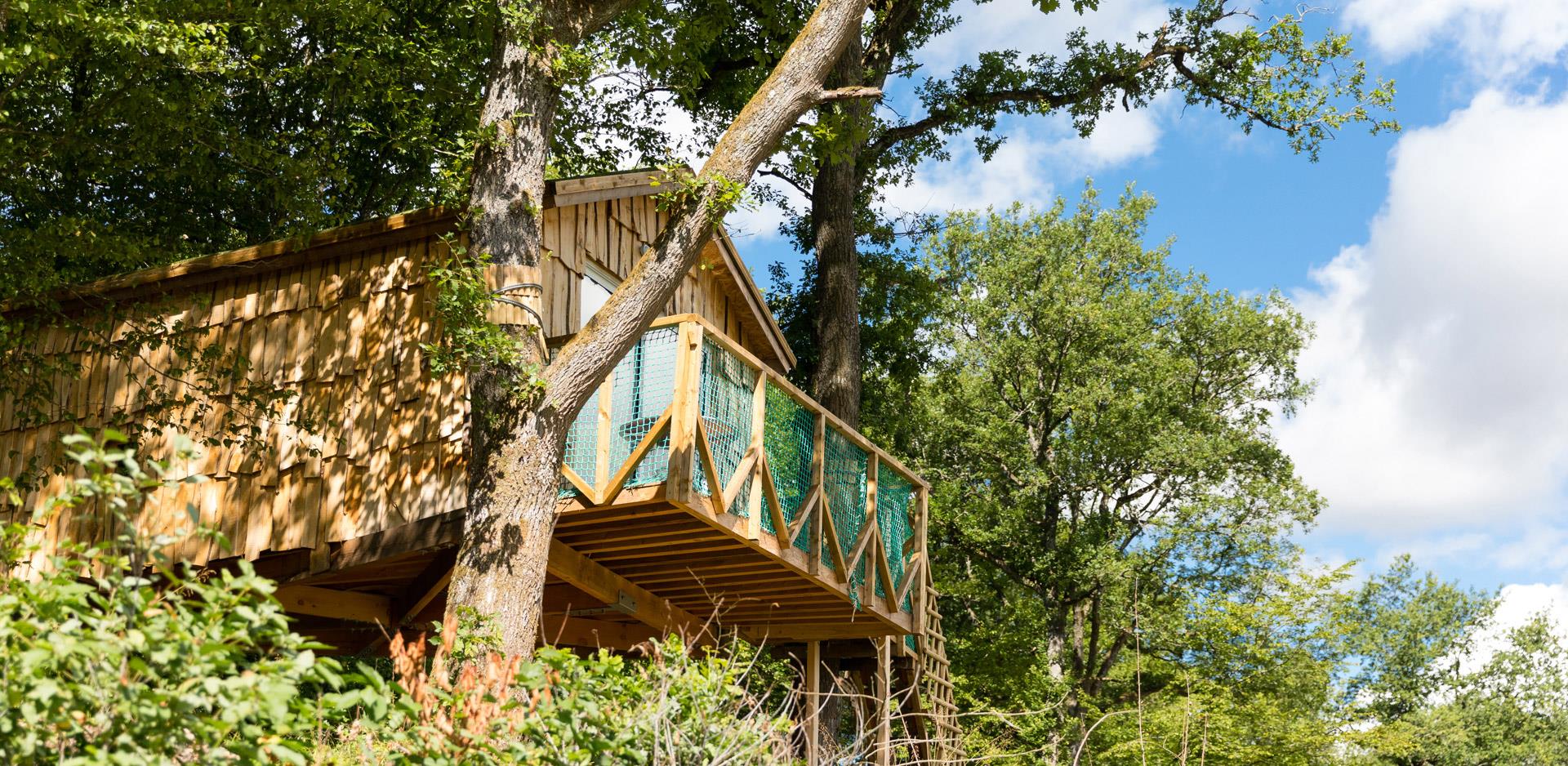 Vermietung von originellen Unterkünften im Oberelsass: Blick auf die originelle  hängende Baumhütte Robin Hood