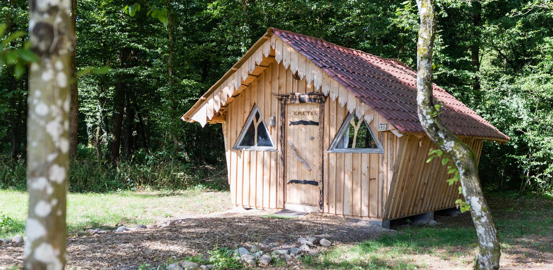Location d'hébergements insolites dans les Vosges : vue de la cabane insolite Gretel