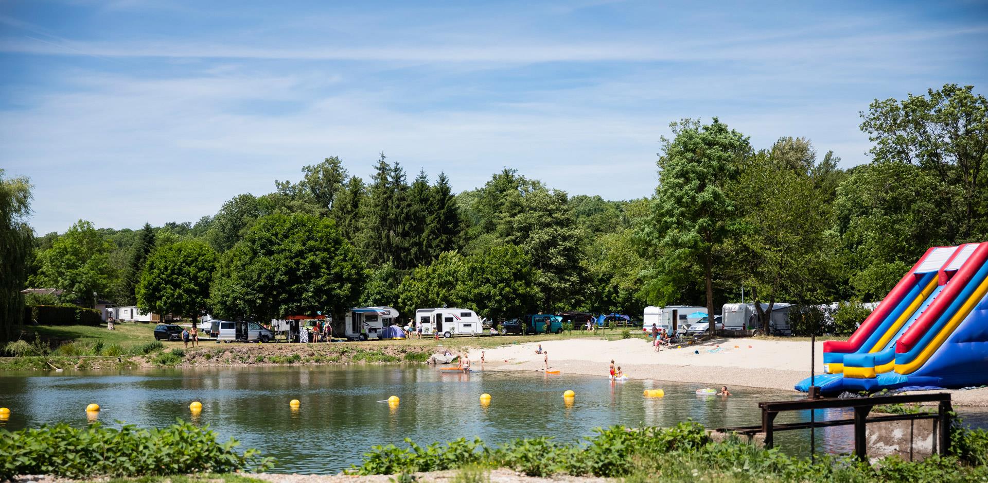 Camping-car bord du lac en Alsace