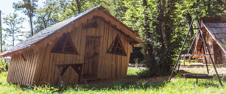 The Campsite Les Castors in the Haut-Rhin, offers accommodation in unusual cabins, atypical huts and guarantees an assured change of scenery