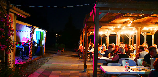 Urlaubergruppe bei einem Lottoabend, eine auf dem Campingplatz Les Castors im Elsass organisierte Aktivität