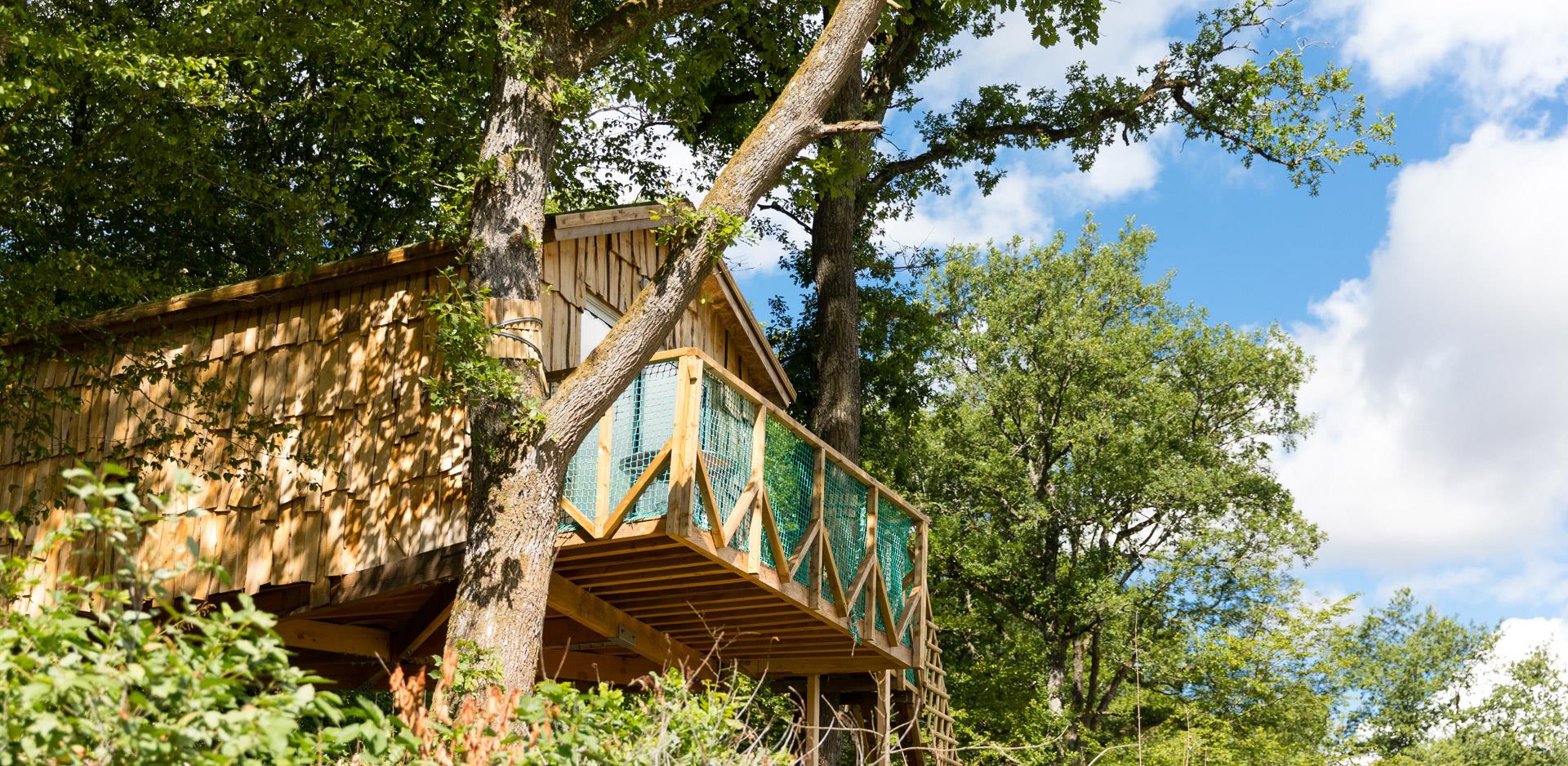 La cabane suspendue Robin des Bois, hébergement insolite en Alsace au camping les Castors
