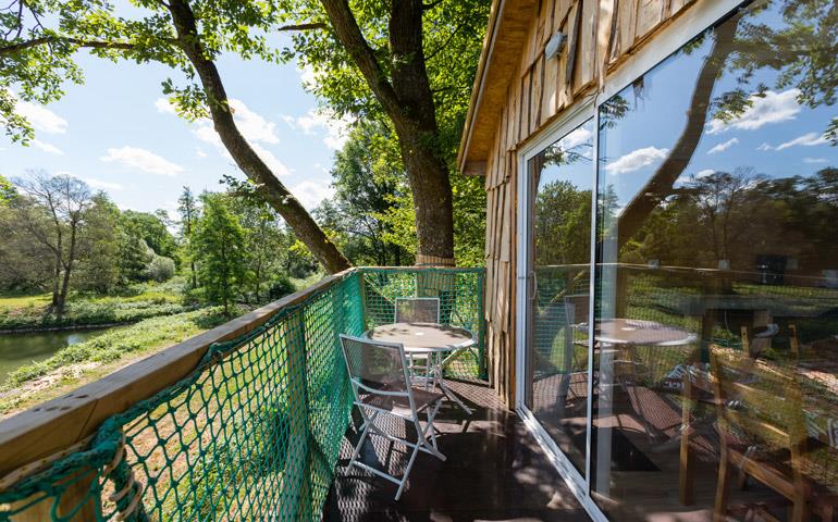 Die Sitzmöbel auf der Terrasse der hängenden Baumhütte Robin Hood, originelle Hütte zur Ferienmiete im Elsass auf dem Campingplatz Les Castors