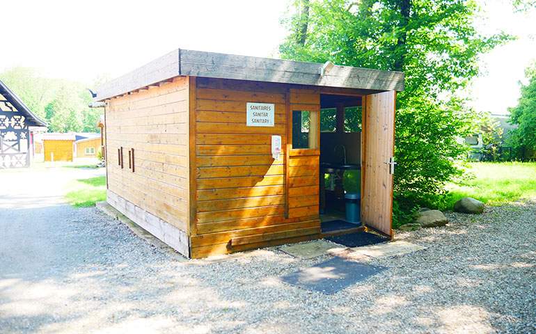 Steinofen, originelle Hütte Hänsel zur Ferienmiete in den Vogesen auf dem Campingplatz Les Castors