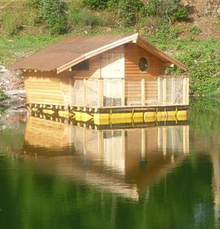Vermietung einer originellen Unterkunft im Elsass, schwimmende Hütte Arielle auf dem Campingplatz Les Castors