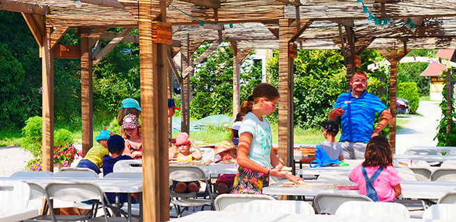 Der Kinderspielplatz des Campingplatzes Les Castors im Oberelsass