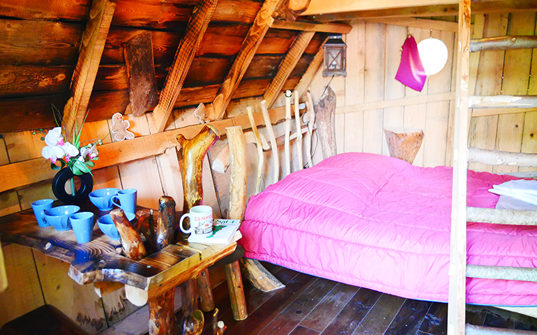 Atypical accommodation in Alsace, overview of the Witch’s wooden hut at the campsite Les Castors