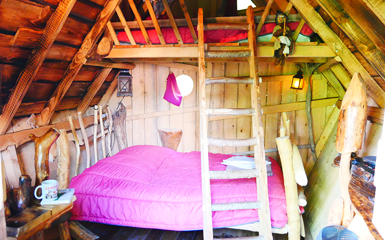 Atypical accommodation in Alsace, overview of the Witch’s wooden hut at the campsite Les Castors