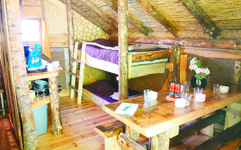 Vue extérieure de la cabane du bûcheron, location de cabane insolite dans le Haut-Rhin au camping les Castors