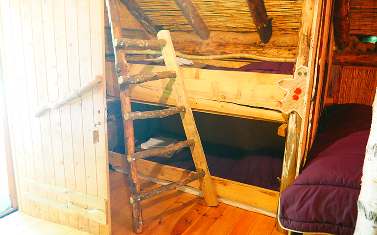 Vue extérieure de la cabane du bûcheron, location de cabane insolite dans le Haut-Rhin au camping les Castors