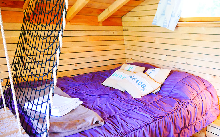 La cabane flottante Ariel sur l'étang de pêche, cabane insolite en location au camping les Castors en Alsace