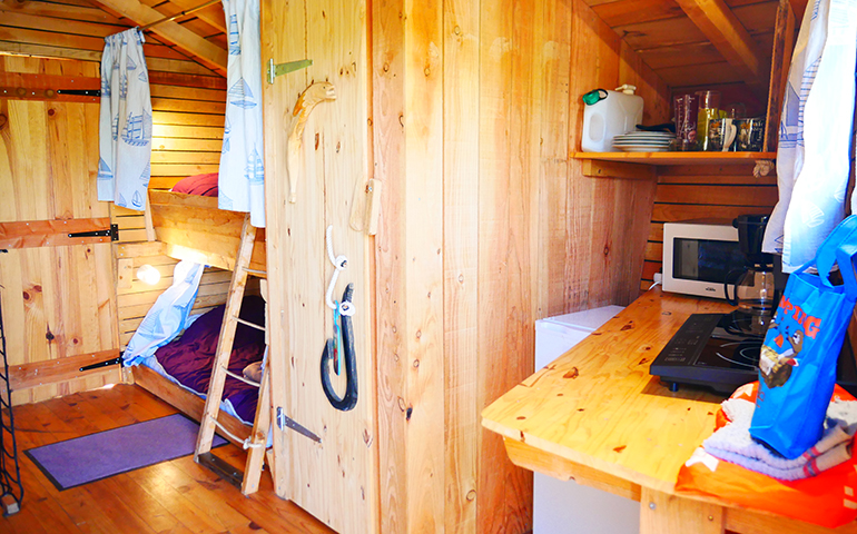 Die schwimmende Hütte von Arielle auf dem Angelteich, originelle Hütte zur Ferienmiete auf dem Campingplatz Les Castors im Elsass