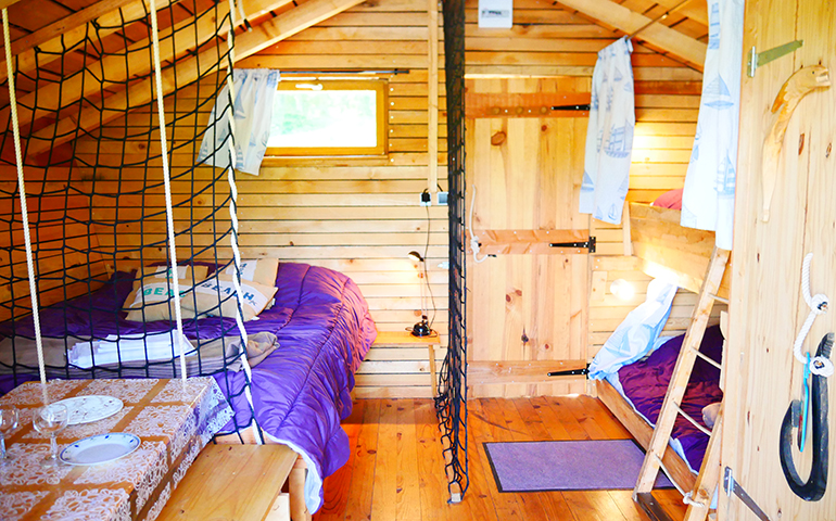 De drijvende hut Ariel op de visvijver, bijzondere accommodatie op camping Les Castors in de Elzas