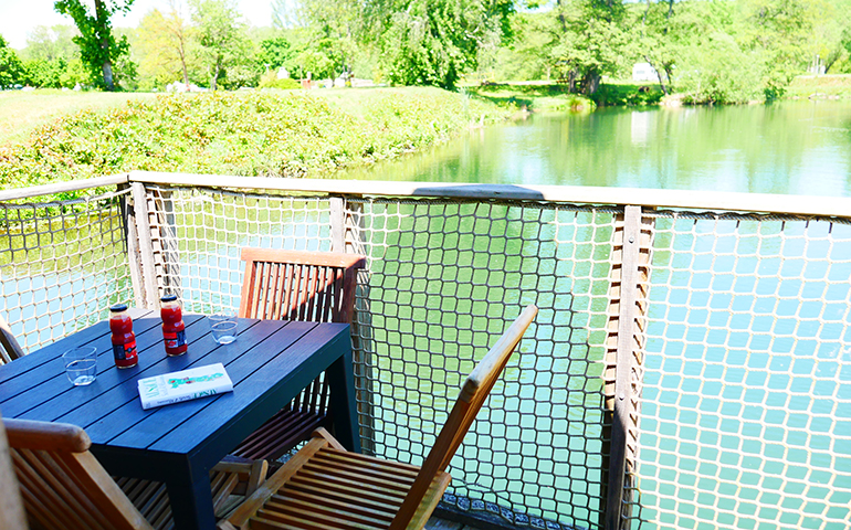 Die schwimmende Hütte von Arielle auf dem Angelteich, originelle Hütte zur Ferienmiete auf dem Campingplatz Les Castors im Elsass