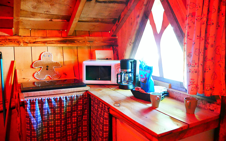 Die Essecke der Hütte Gretel, originelle Hütte zur Ferienmiete im Elsass auf dem Campingplatz Les Castors