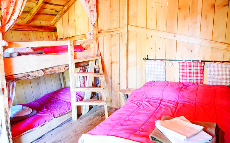 Die Essecke der Hütte Gretel, originelle Hütte zur Ferienmiete im Elsass auf dem Campingplatz Les Castors