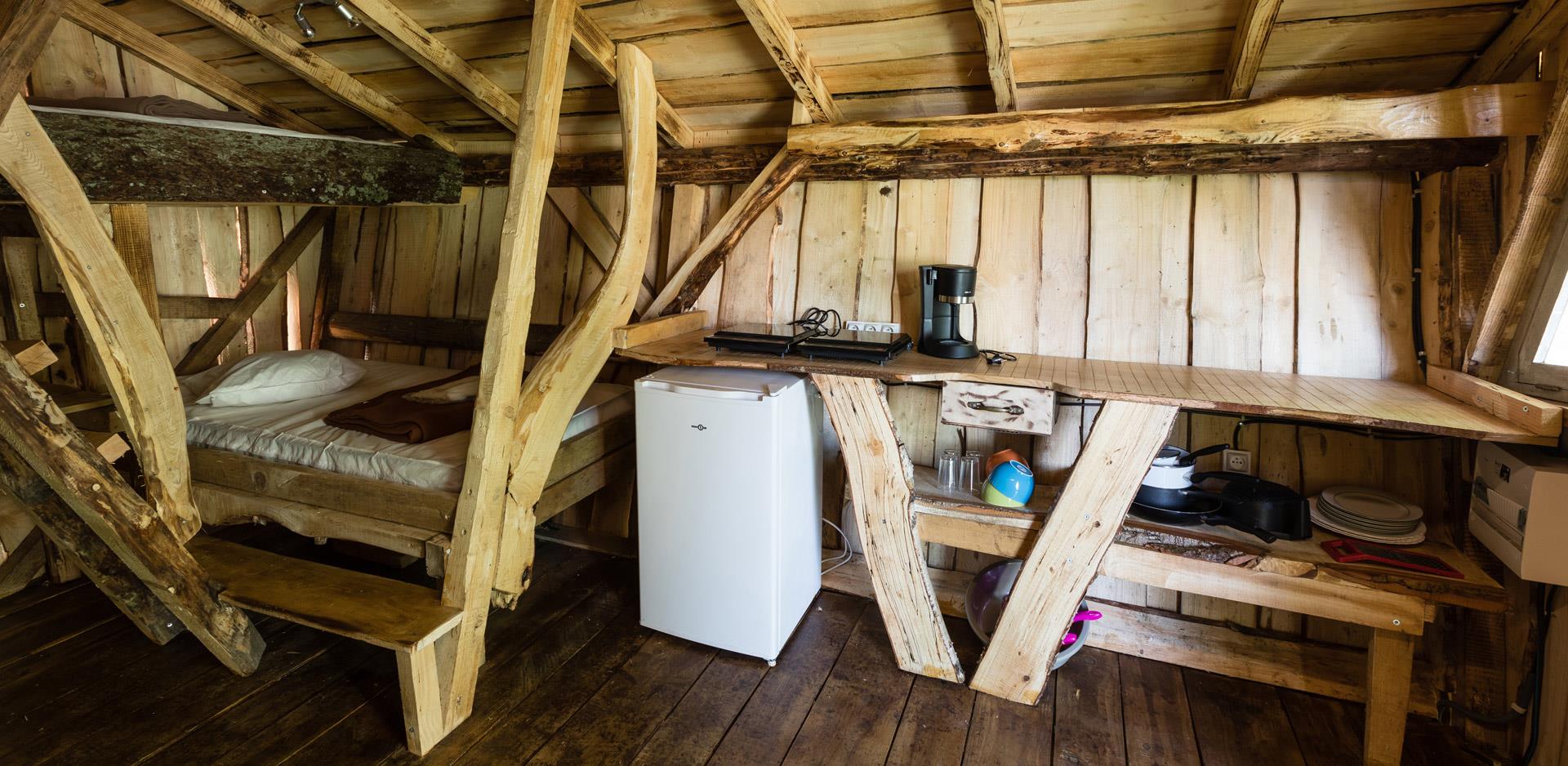 Vermietung von originellen Unterkünften im Elsass: Blick auf eine Kochecke in einer originellen Hütte.