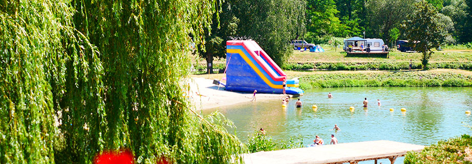 Der Campingplatz Les Castors liegt am Waldrand und Flussufer