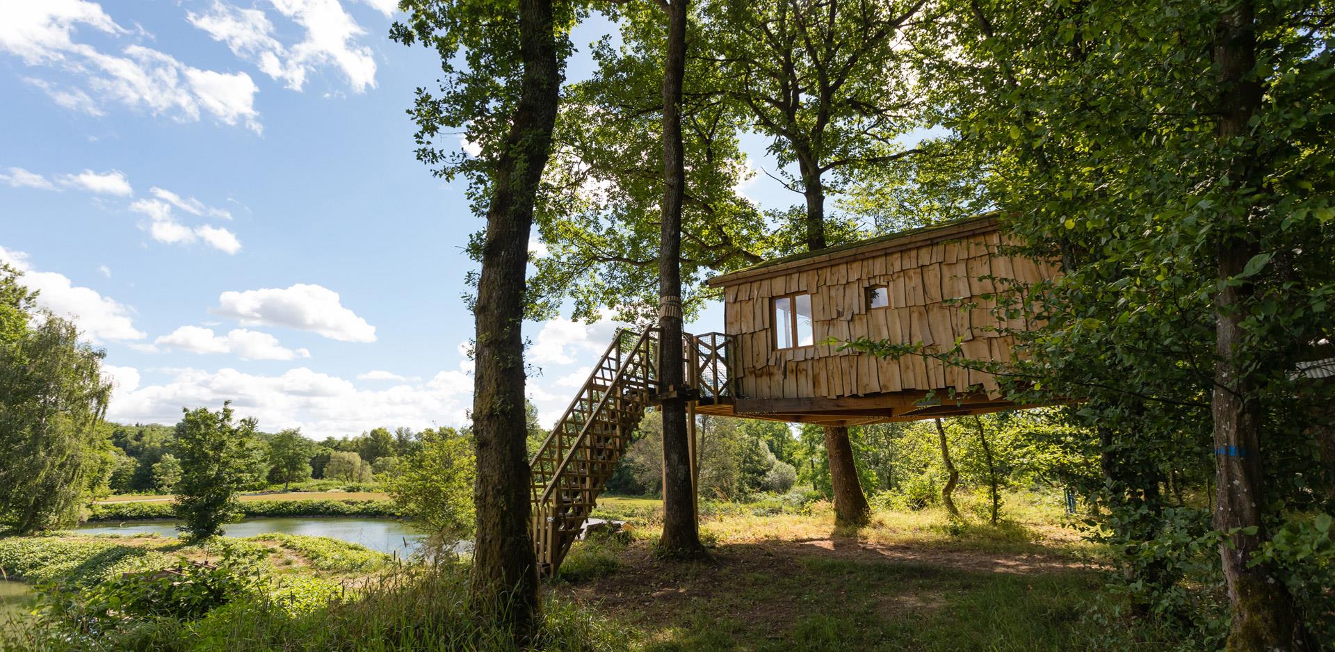 = Ausblick von der originellen Hütte Robin Hood auf dem Campingplatz Les Castors im Elsass.