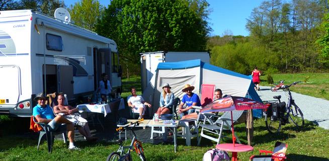 Les emplacements du camping les Castors en Alsace au pied des Vosges, en bordure de rivière