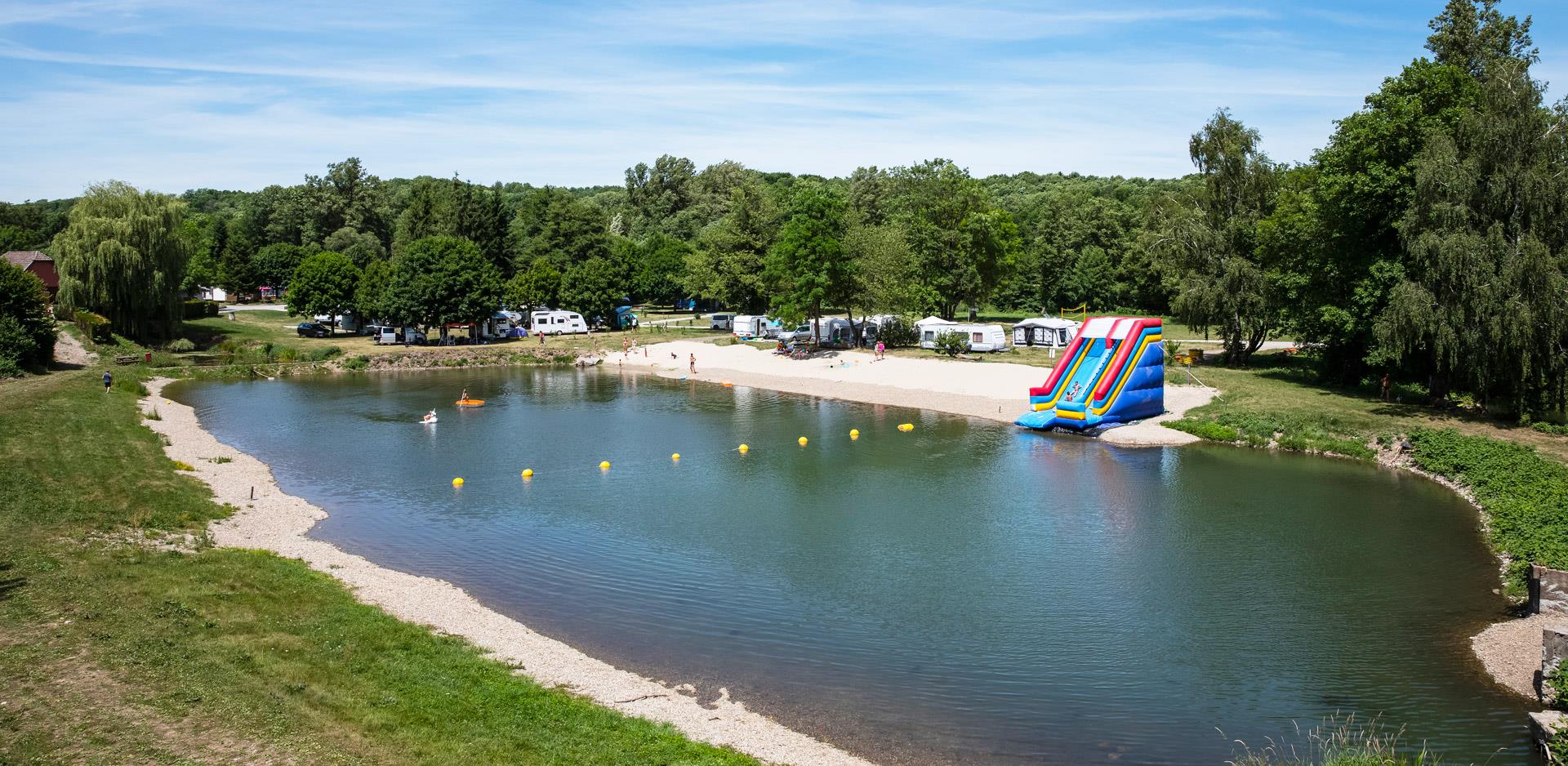 Der Campingplatz Les Castors im Oberelsass liegt am Ufer eines angelegten Teiches, ideal für das Naturbaden und zum Angeln.