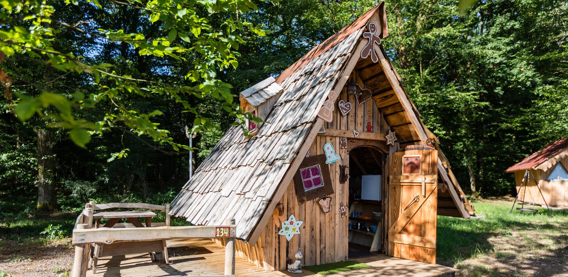 Die Hütte der Hexe, originelle Unterkunft auf dem Campingplatz Les Castors im Oberelsass.