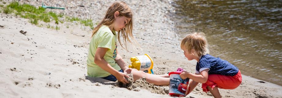 Zandspelletjes aan de rand van het meer, camping Les Castors in de Haut-Rhin