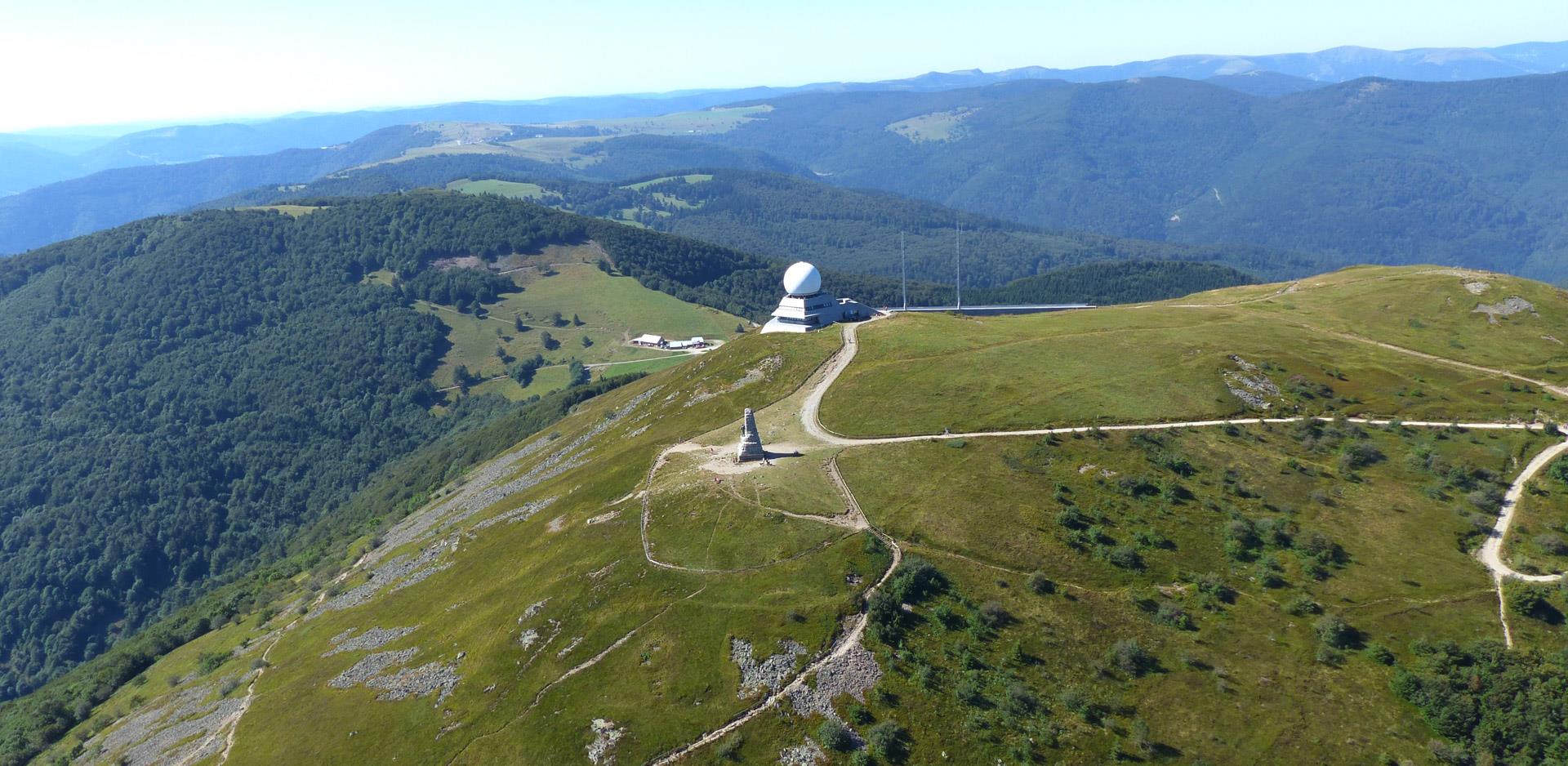 Vue aérienne du grand ballon d'Alsace, situé aux alentours du camping les Castors en Alsace