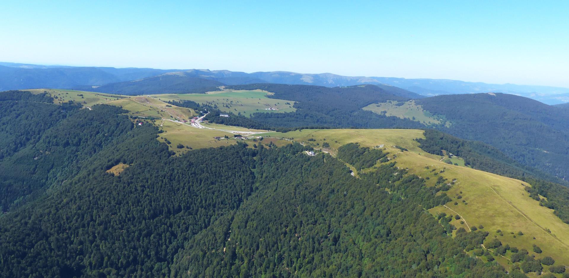 Blick von oben auf den Belchen des Elsass in der Nähe des Campingplatzes Les Castors im Oberelsass