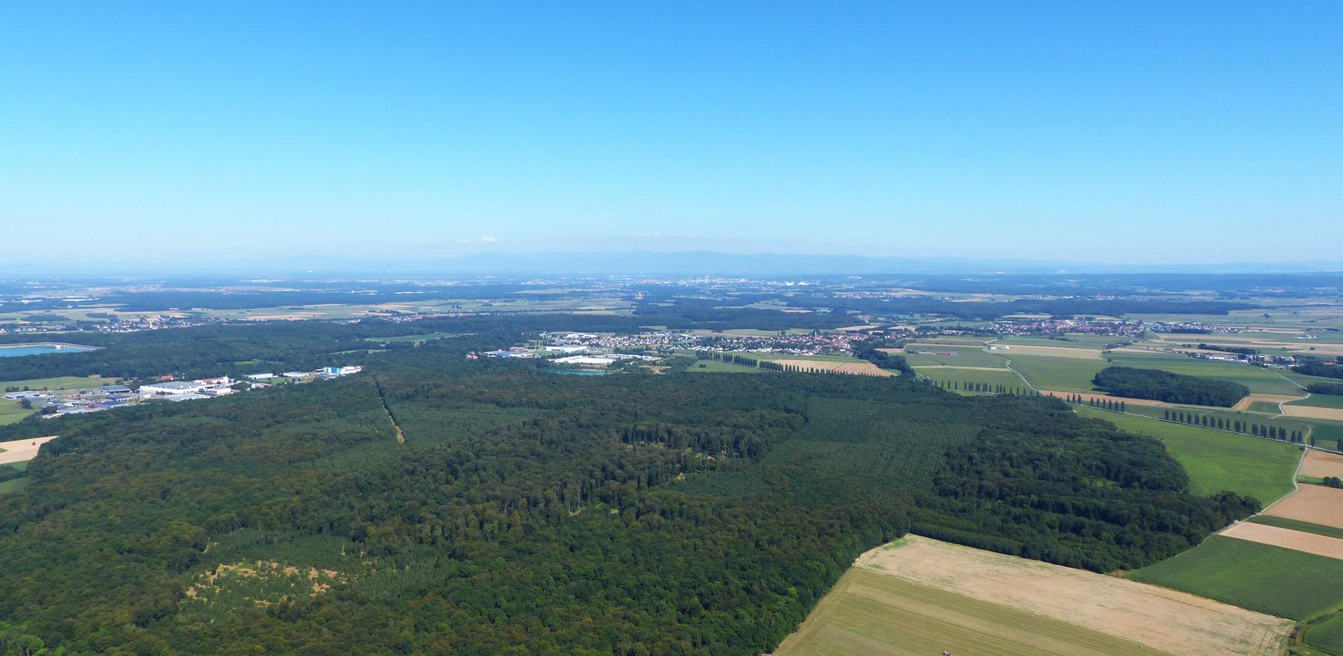 Luchtfoto van de omgeving van camping Les Castors aan de voet van de Vogezen