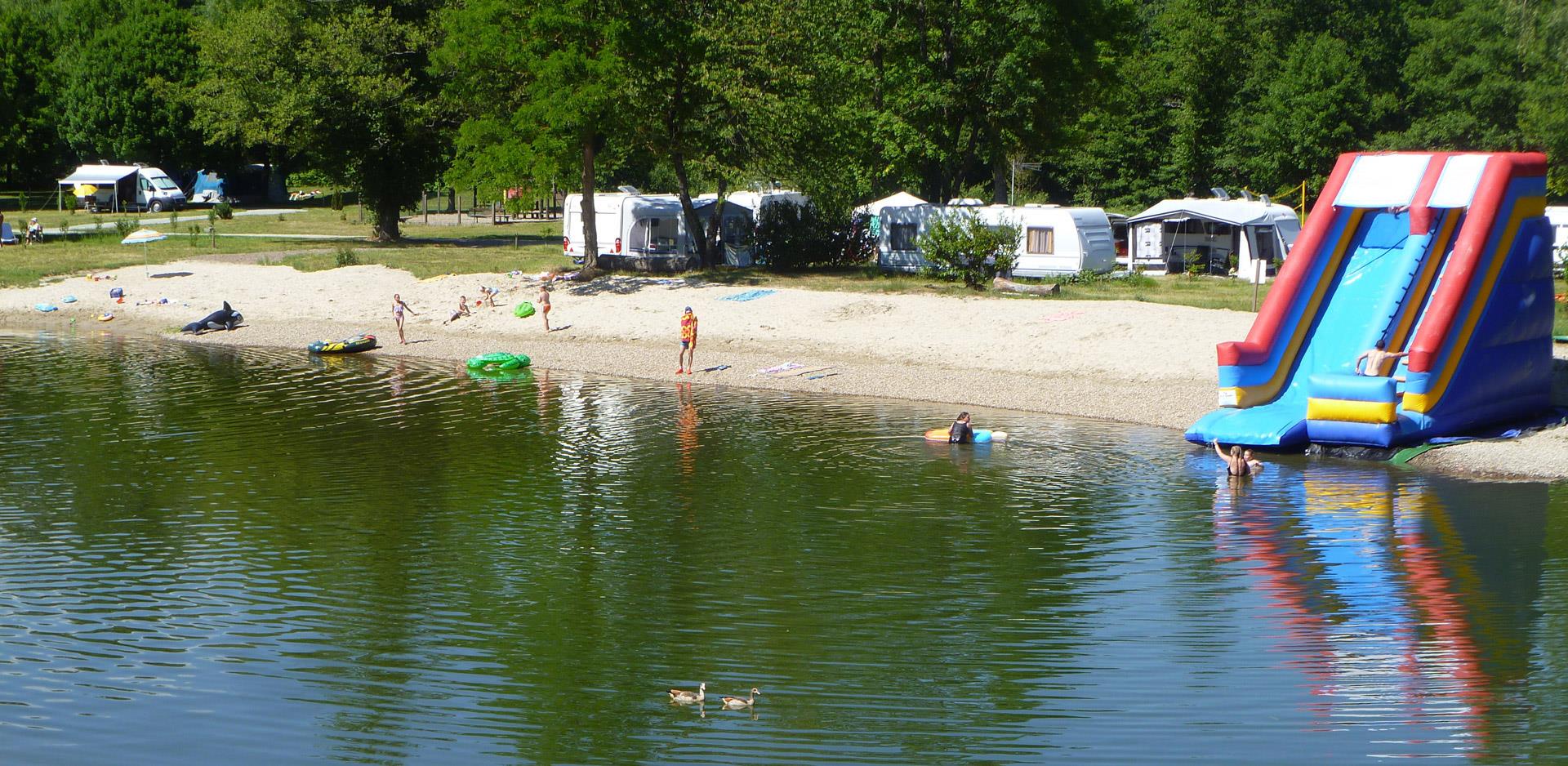 Vakantie aan de oevers van een meer