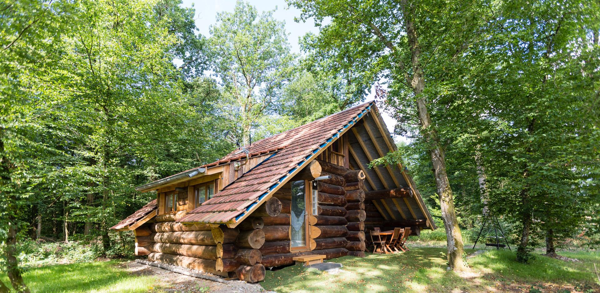 Vue du chalet en rondins, en location au camping les Castors en Alsace