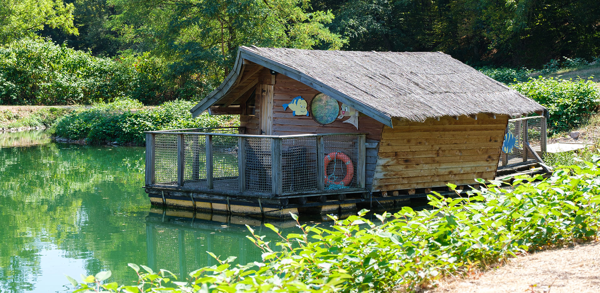 De slaapkamer met stapelbed en tweepersoonsbed van de drijvende hut Ariel, bijzondere accommodatie te huur op camping Les Castors in de Haut-Rhin