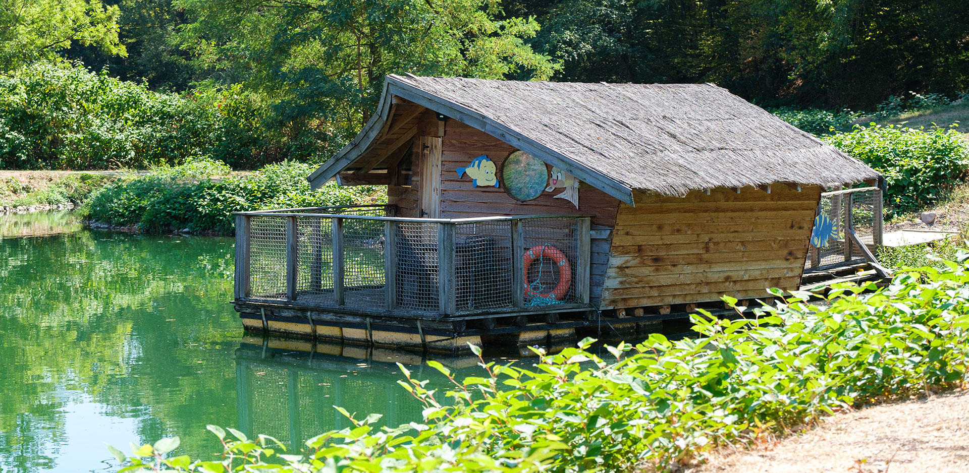 Bedroom with bunk beds and double bed of the floating hut Ariel, atypical cabin to rent at the campsite Les Castors in the Haut-Rhin