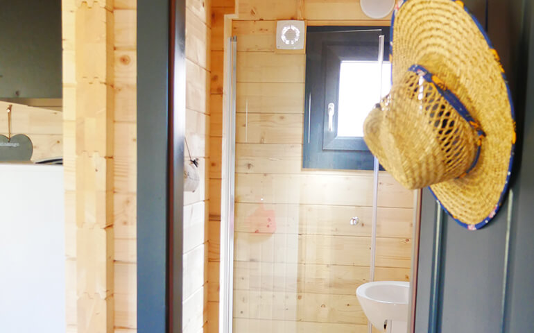 4-person cottage shower room