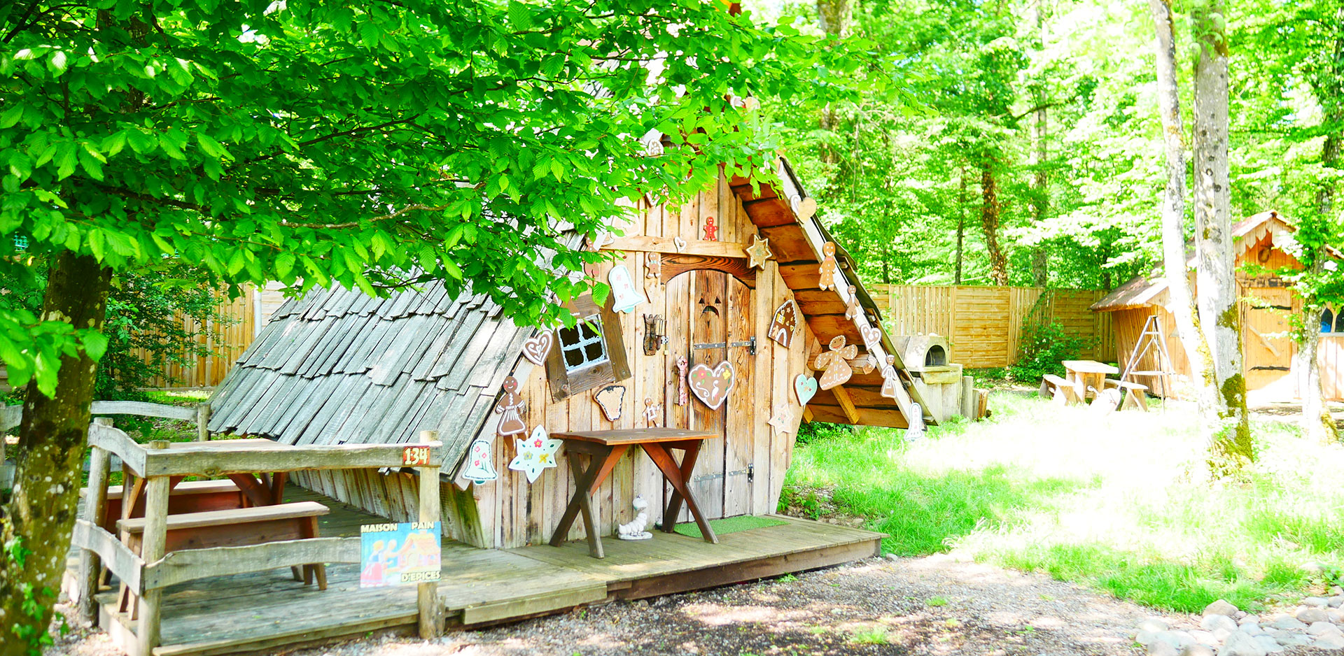 Double bed on the floor and mezzanine bed for one child in the wooden hut of the Witch, atypical accommodation in Alsace at the campsite Les Castors