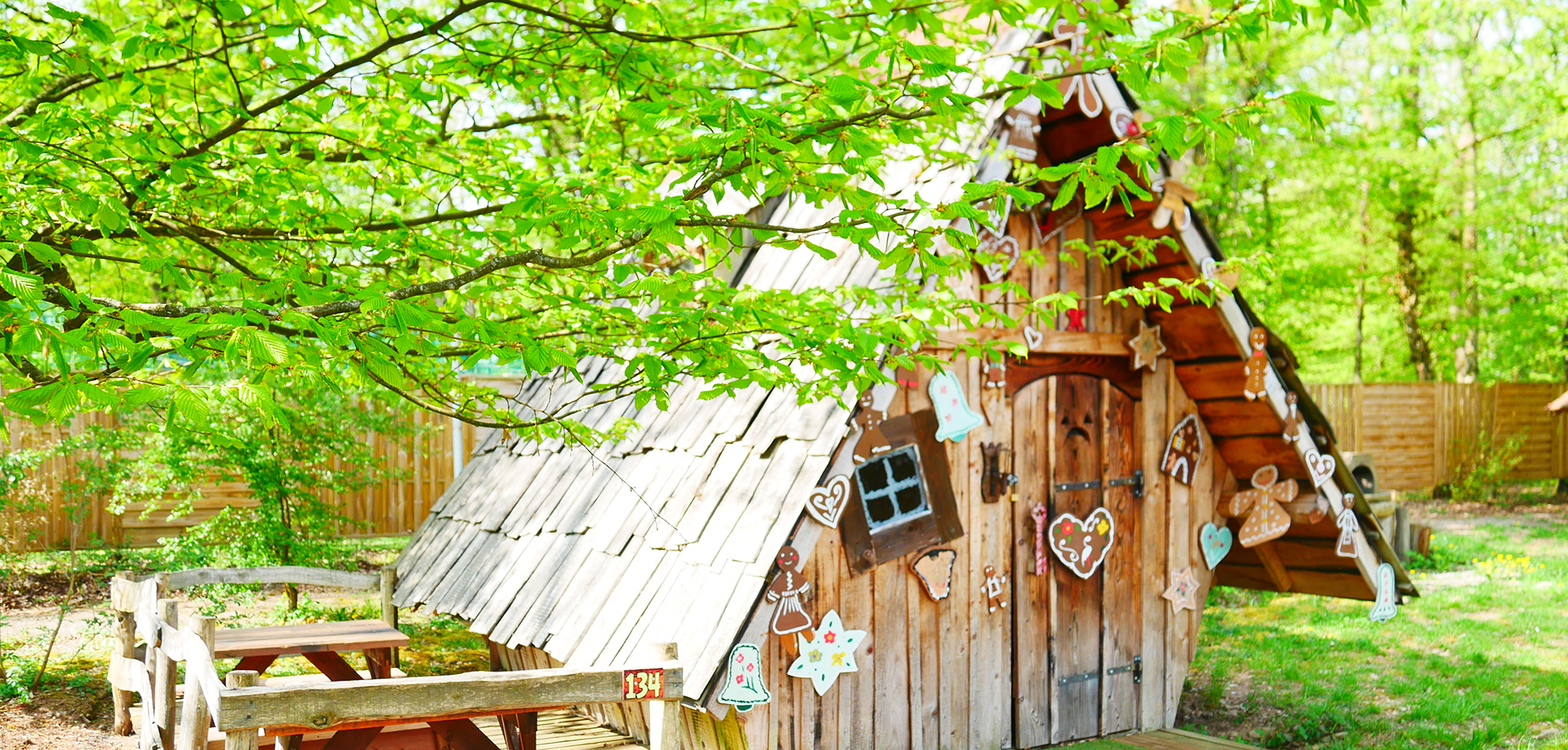 Außenansicht der Hütte der Hexe, originelle Hütte zur Ferienmiete im Oberelsass auf dem Campingplatz Les Castors