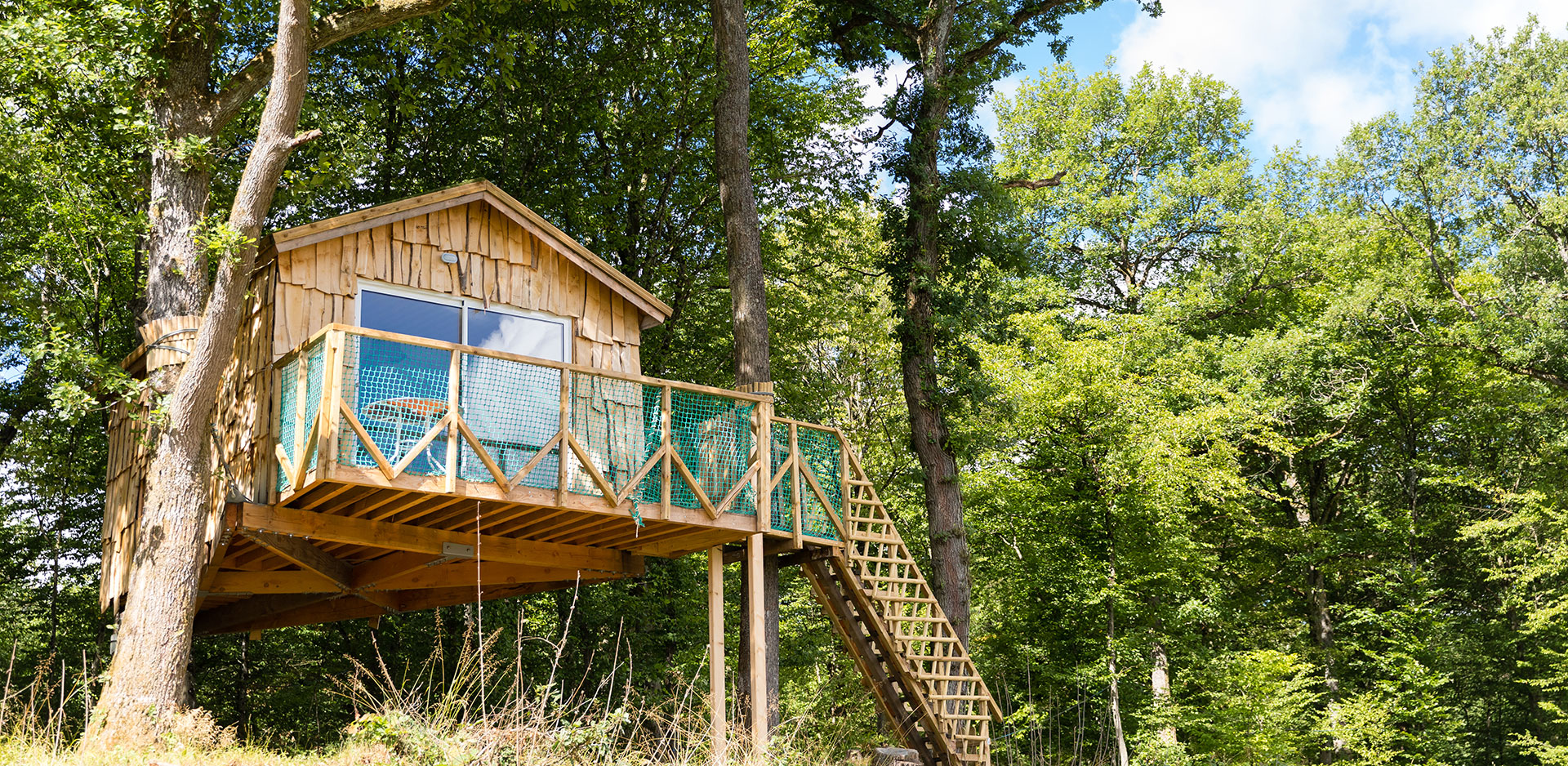 Le coin cuisine de la cabane suspendue Robin des Bois, hébergement insolite dans les Vosges au camping les Castors
