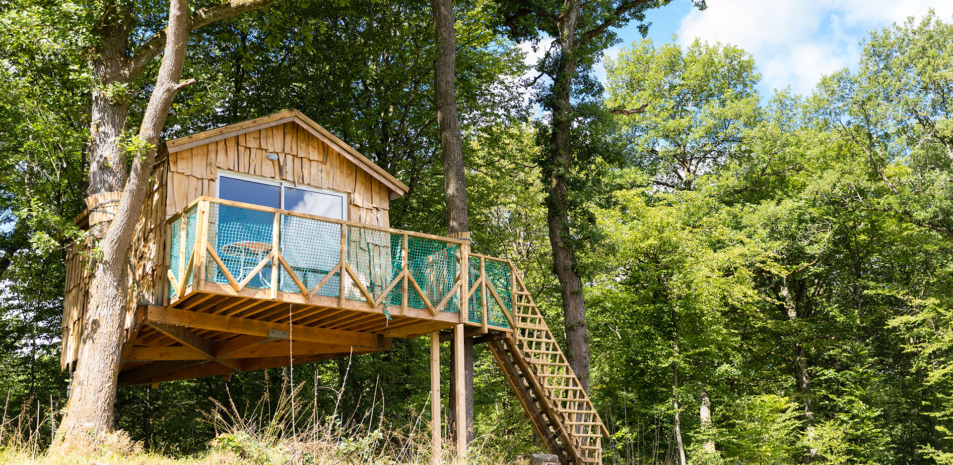 Kitchen area of the suspended in the trees hut Robin Hood, atypical accommodation near the Vosges Mountains at the campsite Les Castors