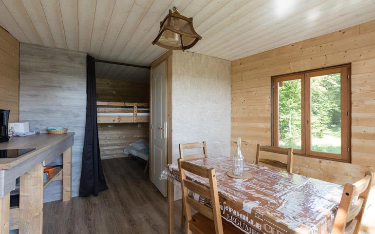 Die Essecke der hängenden Baumhütte Robin Hood, originelle Hütte zur Ferienmiete im Elsass auf dem Campingplatz Les Castors
