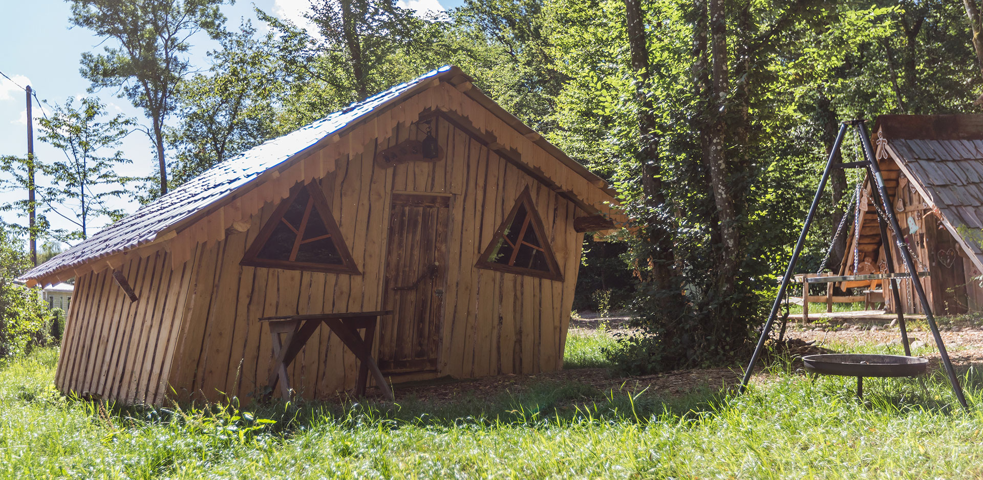 Les deux coins chambres de la cabane Hansel, location de cabane insolite en Alsace au camping les Castors