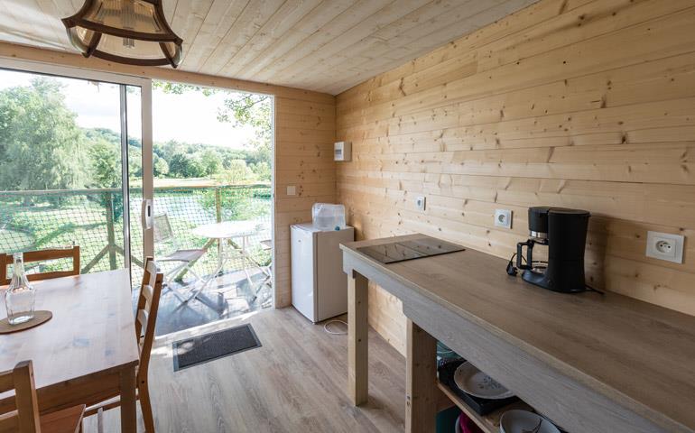 Kitchen area of the suspended in the trees hut Robin Hood, rental of atypical accommodations at the Campsite Les Castors in the Haut-Rhin.