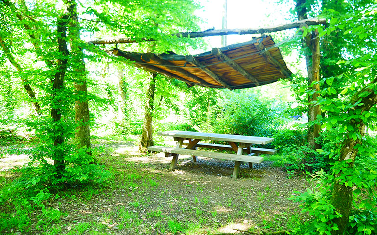 Coin chambre de la location de cabane insolite Hansel dans le Haut-Rhin au camping les Castors