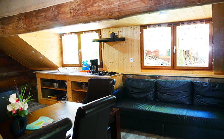 Ferienunterkunft in einem Baumstamm-Chalet auf einem Campingplatz in der Nähe von Colmar