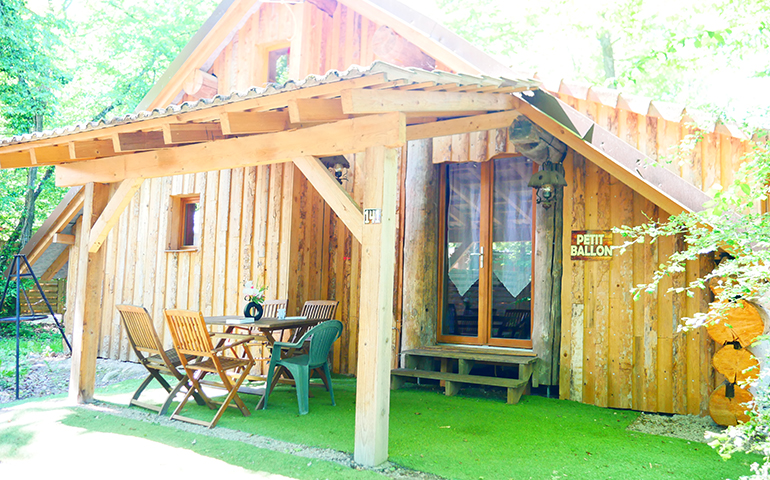 Ferienunterkunft in einem Baumstamm-Chalet auf einem Campingplatz im Oberelsass