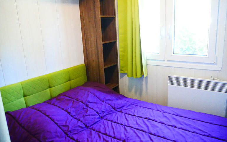 Chambre lit double Mobil-home 2 chambres en Alsace