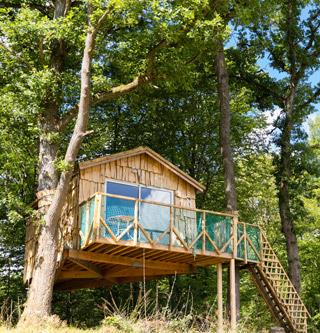 Vermietung der originellen hängenden Baumhütte Robin Hood im Elsass auf dem Campingplatzes Les Castors