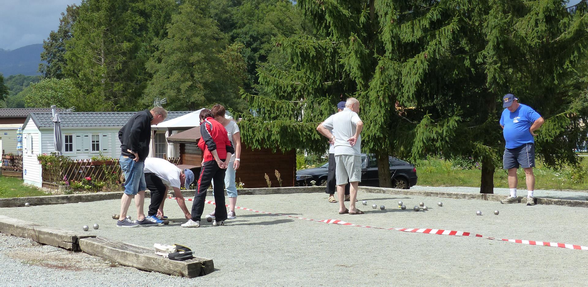 Eine Partie Boules, eine auf dem Campingplatz Les Castors im Elsass organisierte Aktivität