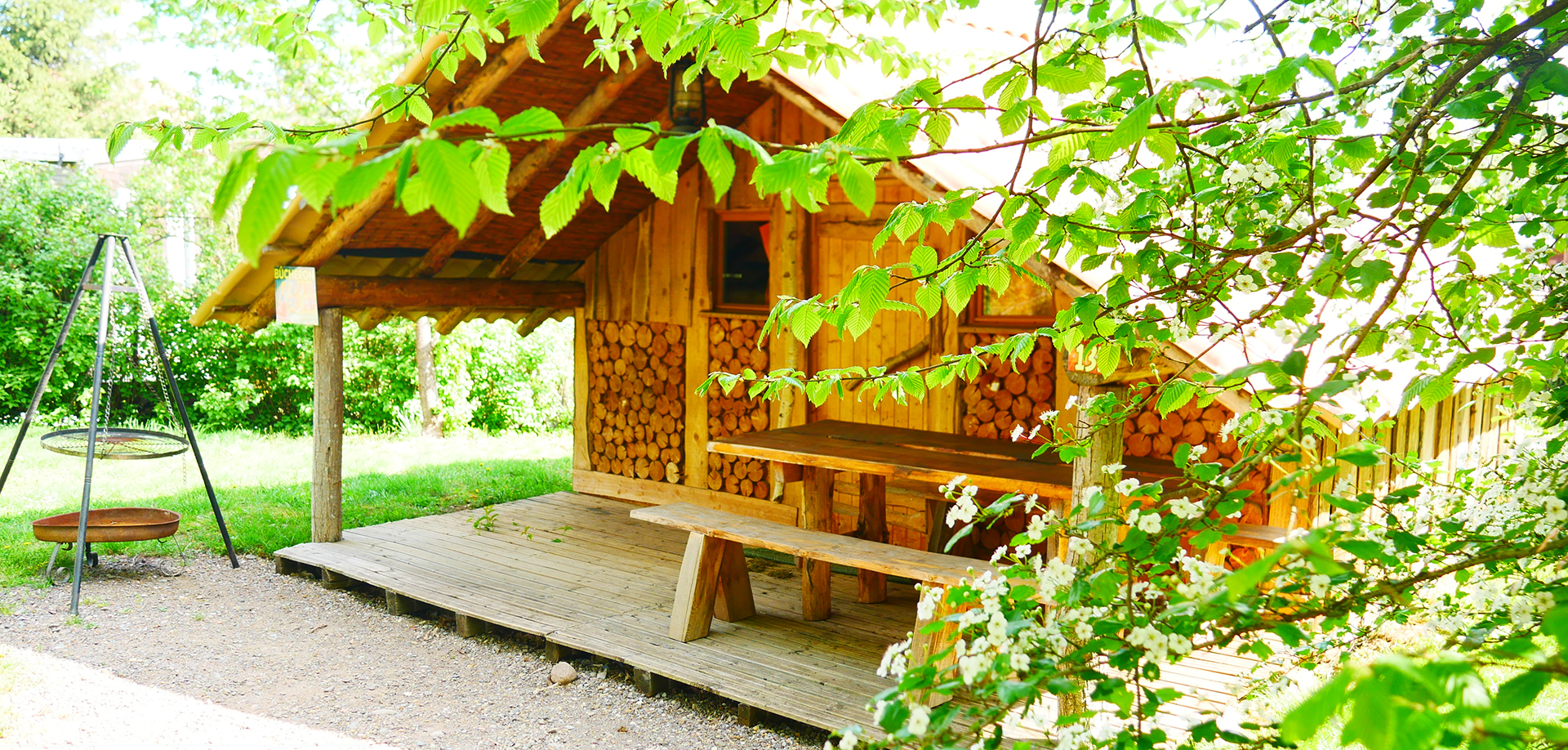 Vue extérieure de la cabane du Bûcheron, cabane insolite en location au camping les Castors dans le Haut-Rhin